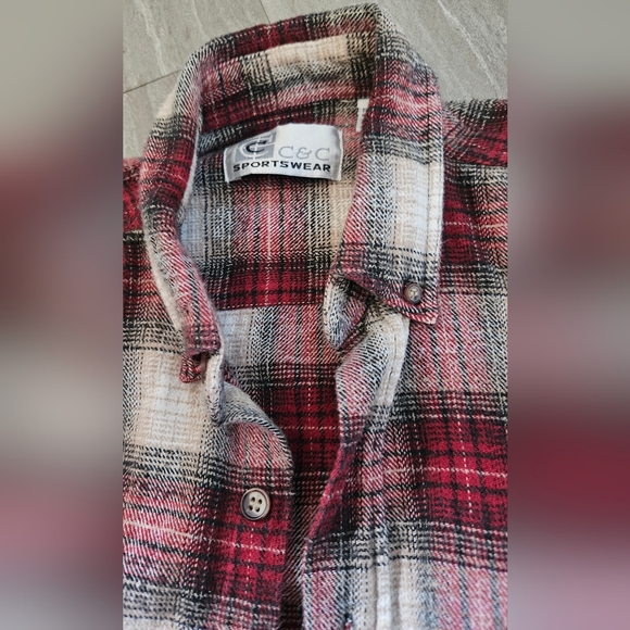 Men's Sz: L. C&C Sportswear Red/Maroon Flannel- button down - Picture 6 of 10